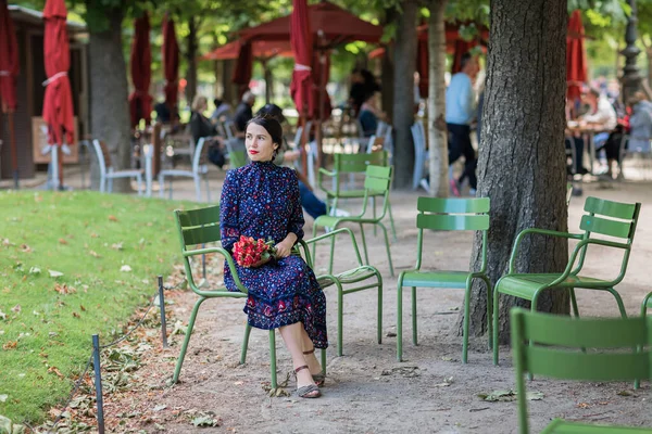 Donna Attraente Abito Blu Scuro Seduto Una Sedia Nel Parco — Foto Stock