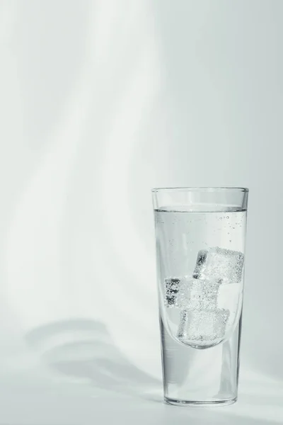 Copo Água Mineral Limpa Espumante Com Gelo Sobre Fundo Branco — Fotografia de Stock