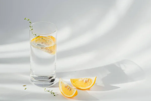 Vaso Agua Mineral Limpia Espumosa Con Hielo Limón Sobre Fondo — Foto de Stock