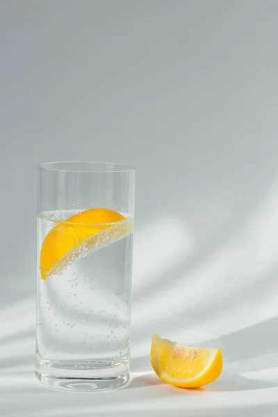 Стакан Чистой Минеральной Газированной Воды Льдом Лимоном Белом Фоне Солнечным — стоковое фото