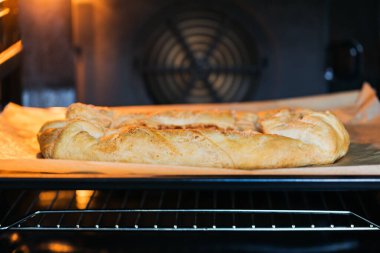 Ev yapımı elmalı turta mutfakta fırında pişiriliyor.