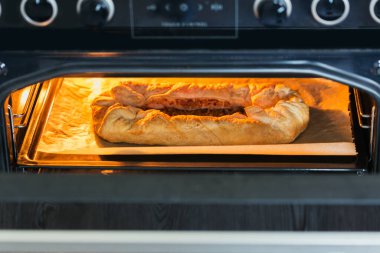 Ev yapımı elmalı turta mutfakta fırında pişiriliyor.