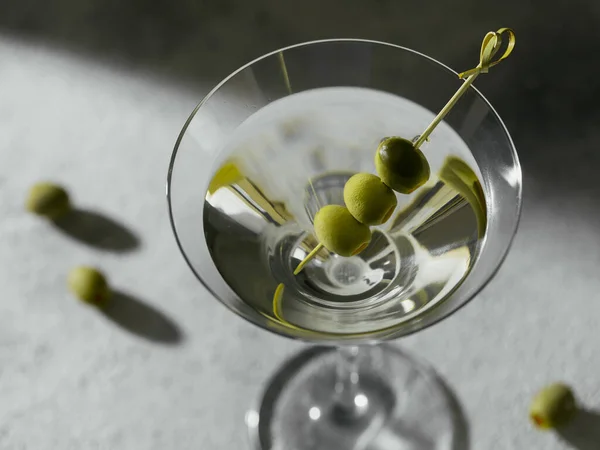 Glas Klassiska Torra Martini Cocktail Med Oliver Grå Sten Bakgrund — Stockfoto