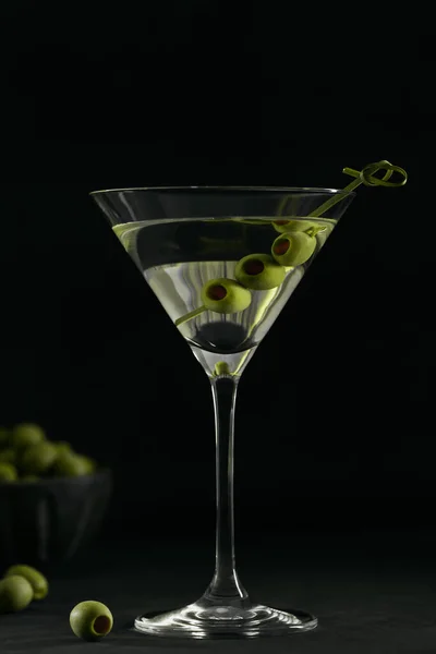 Glas Klassiska Torra Martini Cocktail Med Oliver Mörk Sten Bord — Stockfoto