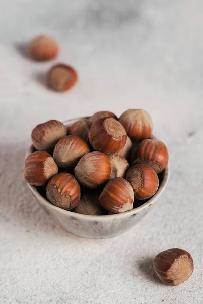 Mucchio Nocciole Nocciola Una Ciotola Uno Sfondo Bianco Noci Fresche — Foto Stock