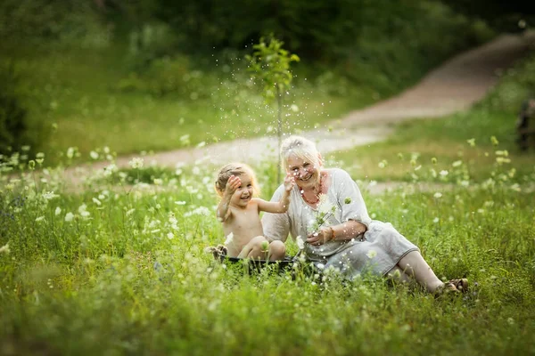 Alte Frau Badet Kleines Mädchen Einem Becken Freien Einem Sommertag — Stockfoto