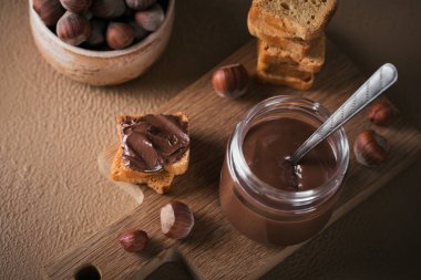 Kahvaltıda fındıklı çikolatalı tost..