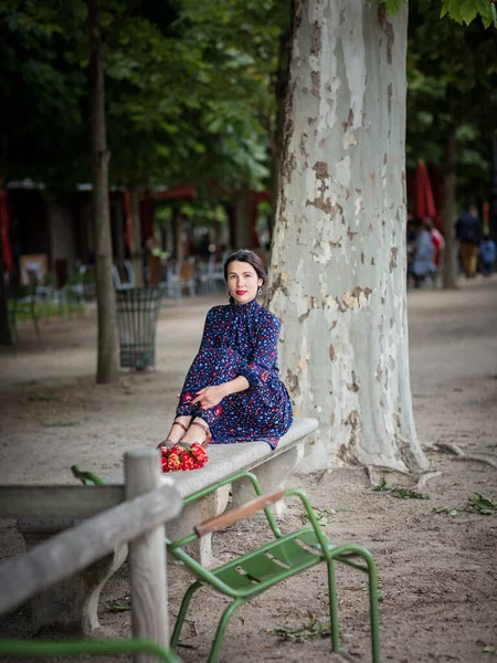 Krásná Žena Tmavomodrých Šatech Sedí Křesle Parku — Stock fotografie