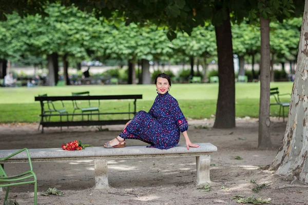 Elegantní Žena Tmavomodrých Šatech Sedí Křesle Parku — Stock fotografie