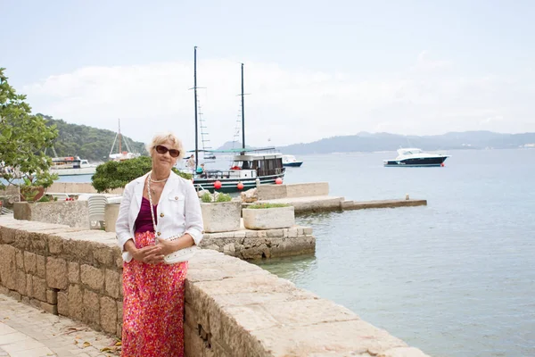 Donna Anziana Relax Riva Mare Sulla Riva Del Mare Donna — Foto Stock