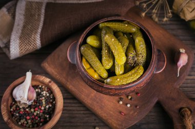 Turşu tabağı, ahşap arka planda salatalık turşusu. Temiz yemek, vejetaryen yemek konsepti