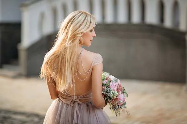 Portret Van Een Elegante Mooie Vrouw Een Grijze Trouwjurk Poserend — Stockfoto