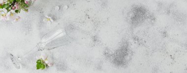 Bahar sofrası, boş cam ve çiçek açan elma ağacı dallarıyla aydınlatma masasında çiçekler. Provence tarzı tatil süslemeleri. Romantik bir akşam yemeği. Metin için kopyalama alanı ile birlikte genel giderler