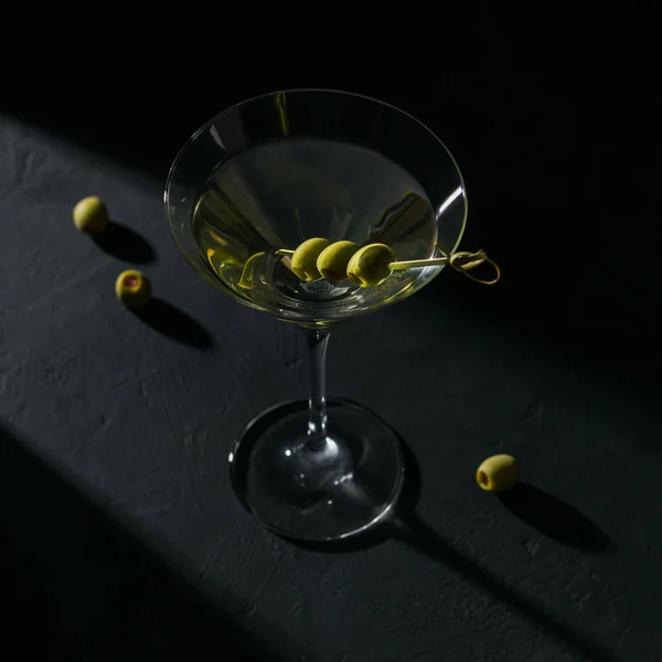 Glas Klassieke Droge Martini Cocktail Met Olijven Donkere Stenen Tafel — Stockfoto