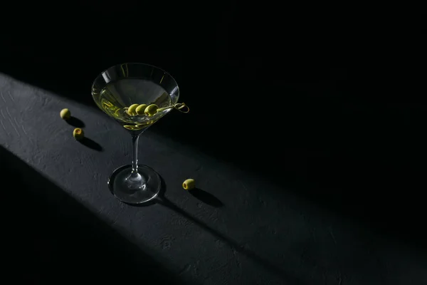Bicchiere Classico Cocktail Martini Secco Con Olive Tavolo Pietra Scura — Foto Stock
