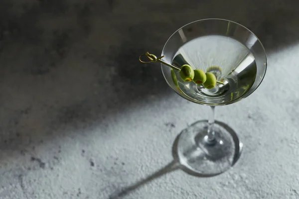 Copo Coquetel Martini Seco Clássico Com Azeitonas Sobre Fundo Pedra — Fotografia de Stock