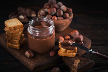 Kahvaltıda fındıklı çikolatalı tost..