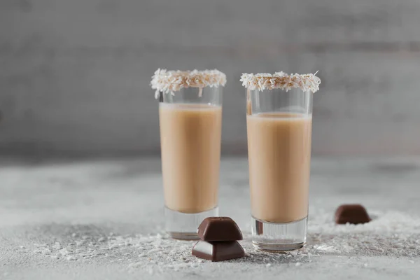 Irischer Sahnelikör Oder Kaffeelikör Mit Kokosflocken Krönt Das Kurze Glas — Stockfoto