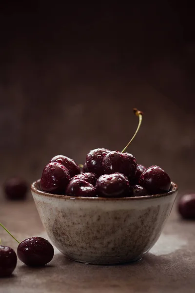 Ripe Juicy Sweet Cherries Water Drops Ceramic Bowl Dark Background — Stok fotoğraf