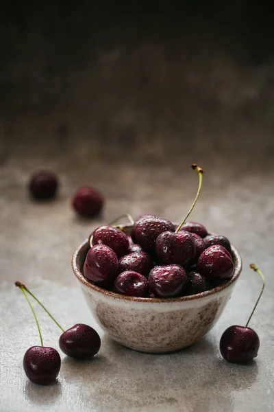 Ripe Juicy Sweet Cherries Water Drops Ceramic Bowl Dark Background — Stok fotoğraf