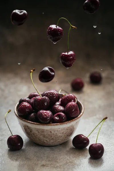 Ripe Juicy Sweet Cherries Water Drops Ceramic Bowl Dark Background — Stok fotoğraf