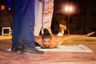 Aktör fakir dublör kırık camların üzerinde yatıyor