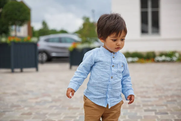 Retrato de un niño guapo del este jugando al aire libre en el parque — Foto de Stock