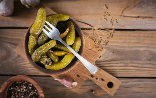오이, 조미료, 마늘등을 나무 식탁에 놓고 먹을 수있다 — 스톡 사진