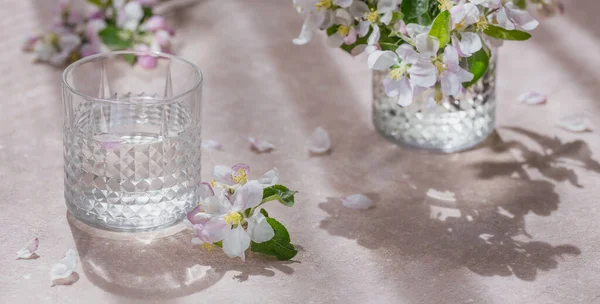 Vaso Agua Pura Sobre Mesa Con Una Rama Manzano Flor — Foto de Stock