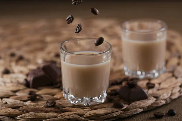 Kurze Gläser irischer Sahnelikör oder Kaffeelikör mit Schokolade — Stockfoto