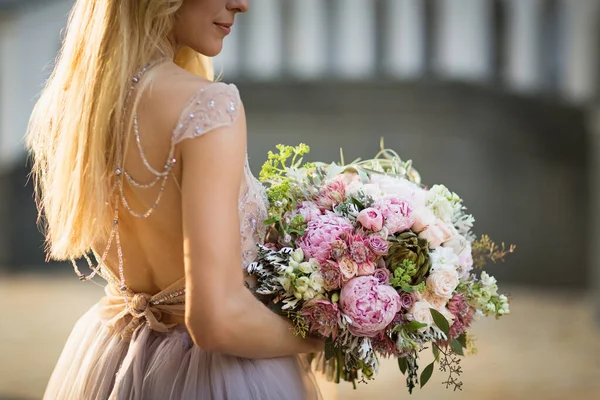 Портрет елегантної невідомої красивої жінки в сірій весільній сукні — стокове фото