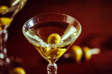 Bir martini, zeytin ve ılık ışığı yansıtan parlak bir bar tezgahıyla bir anlık hoşgörü..