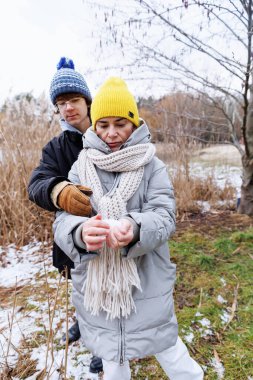 Soğuk bir günde bir kartopu şekillendiren anne ve genç oğulun yakın etkileşimi, doğada birbirine bağlanıyor.