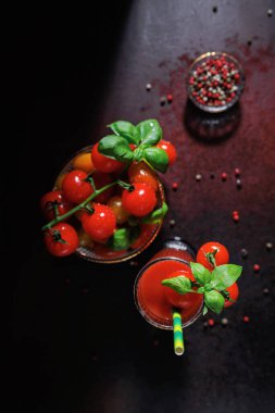 Yanında fesleğen ve kiraz domatesli domates suyu ve biberli cam tabak olsun.