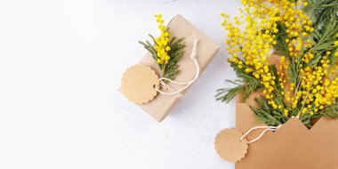 Mimoza çiçekleri ve bahar tatili satışı için boş yuvarlak fiyat etiketli çevre paketi.