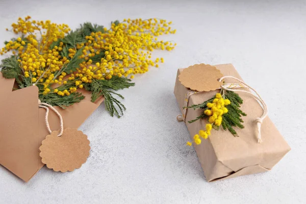 Mimoza buket zarflı mevsimlik bahar satışı geçmişi ve boş fiyat etiketli eko hediye kutusu