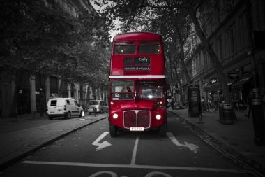 Geçmişten gelen otobüs