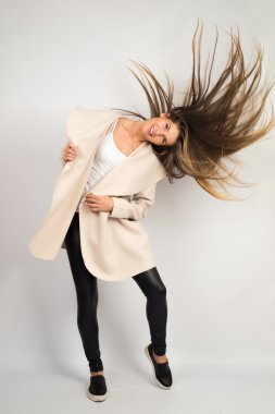 renkli elbiseli neşeli şirin kız