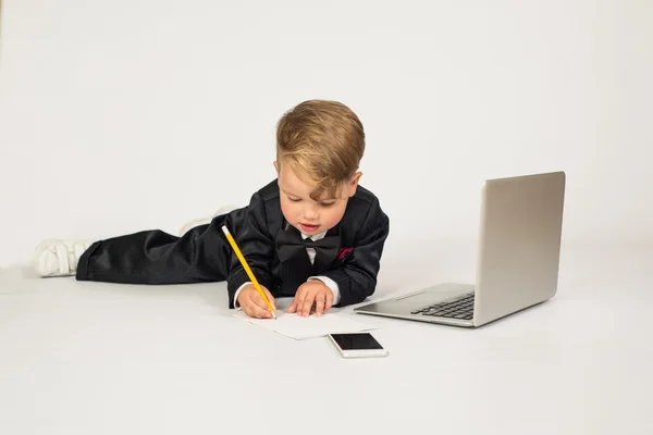 Dziecko w roli kierownika biura z laptopa i telefonu — Zdjęcie stockowe