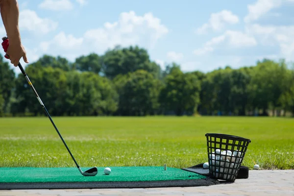 Golf ball on the green and putter — Stock Photo, Image