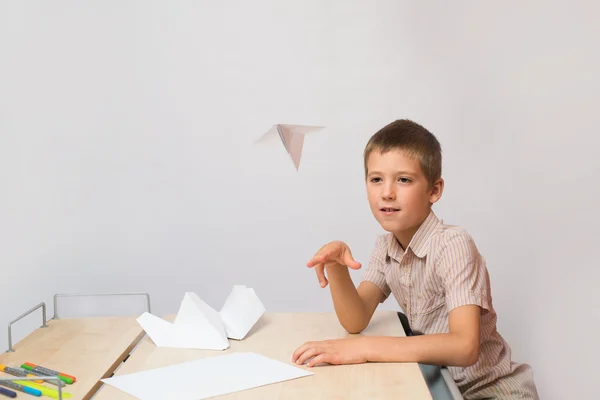 The boy made a paper plane and ran it — Stock Photo, Image