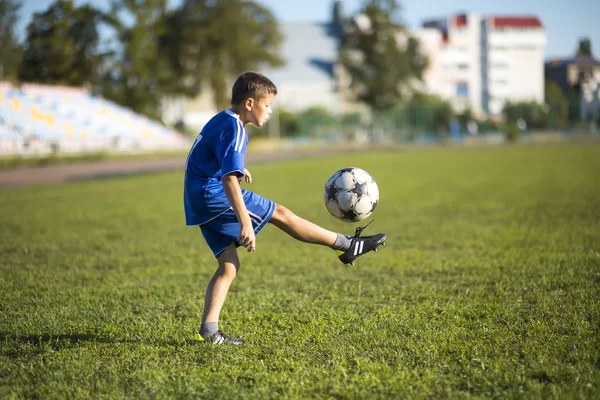 A tanuló pályán foci rúgás fiú — Stock Fotó
