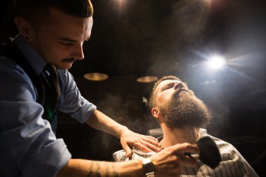 Bir berber dükkanı sakallı damat