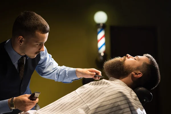 Уход за бородой в парикмахерской — стоковое фото
