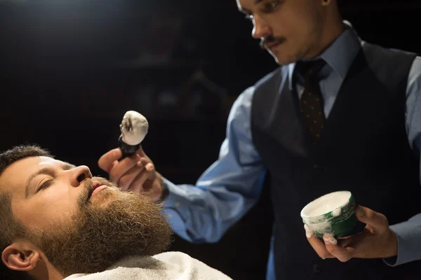 Уход за бородой в парикмахерской — стоковое фото