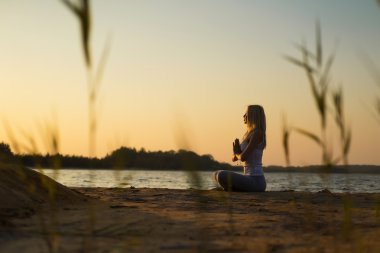 Pratik Yoga gökyüzüne karşı su kız