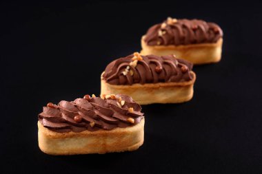 Üzerinde kahverengi krema olan üç kurabiye..