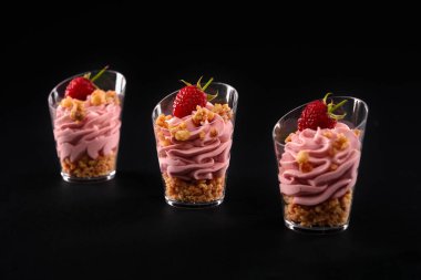 Ahududu kremalı parfümün izole edilmiş yakın çekimi..