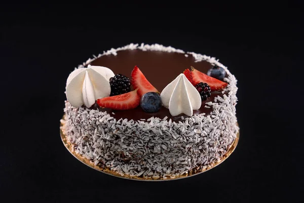 Gâteau au chocolat savoureux décoré de baies et de crème. — Photo