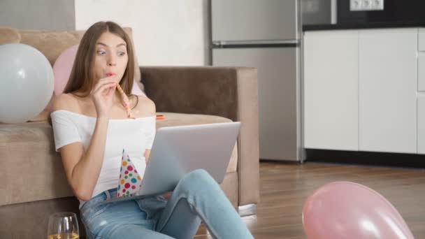 Birthday girl zabawy czat przez wideo za pomocą laptopa. — Wideo stockowe